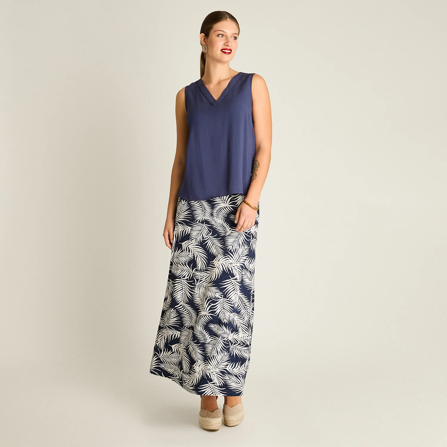 Blusa Azul Sin Mangas Con Escote en V - Image 4