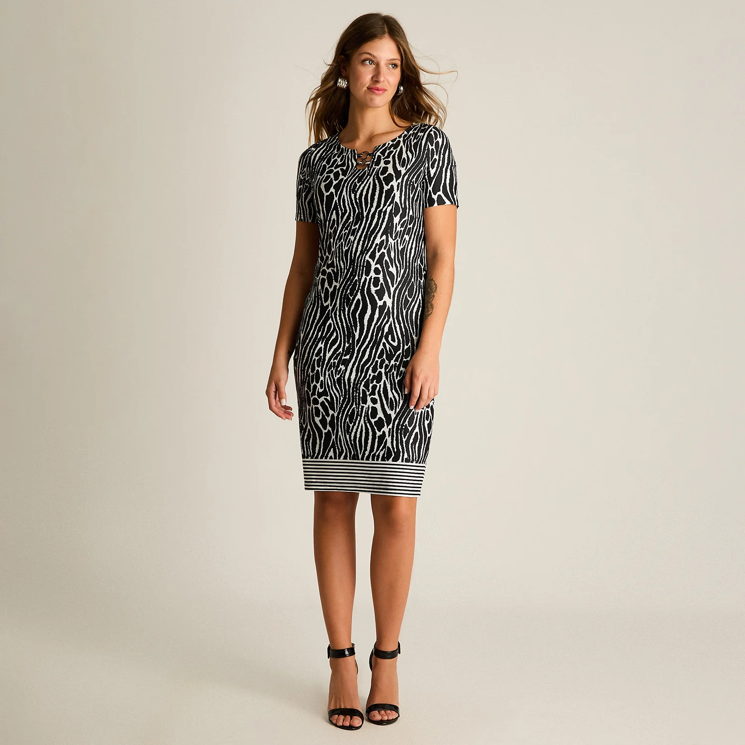Vestido Corto Negro Estampado - Image 4