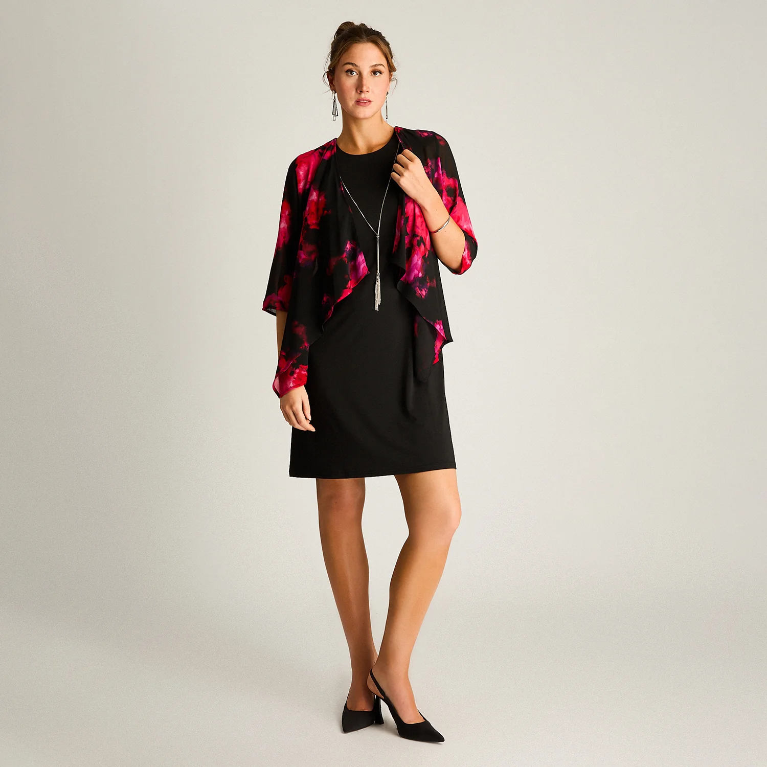 Vestido Corto Negro con Capa Estampada Fiesta Floral - Image 4